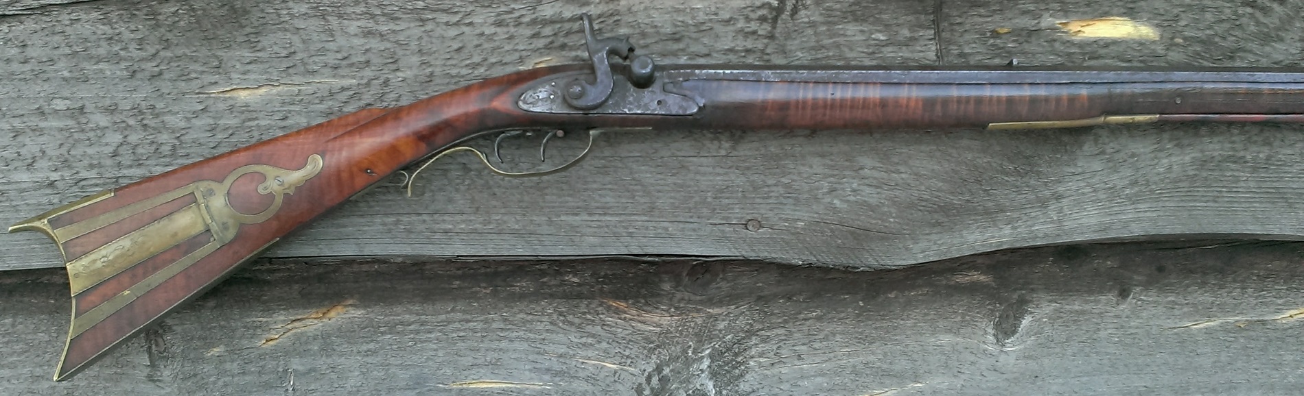 A view of the right-hand side of the rifle, from the butt plate to just forward of the ramrod entry pipe.