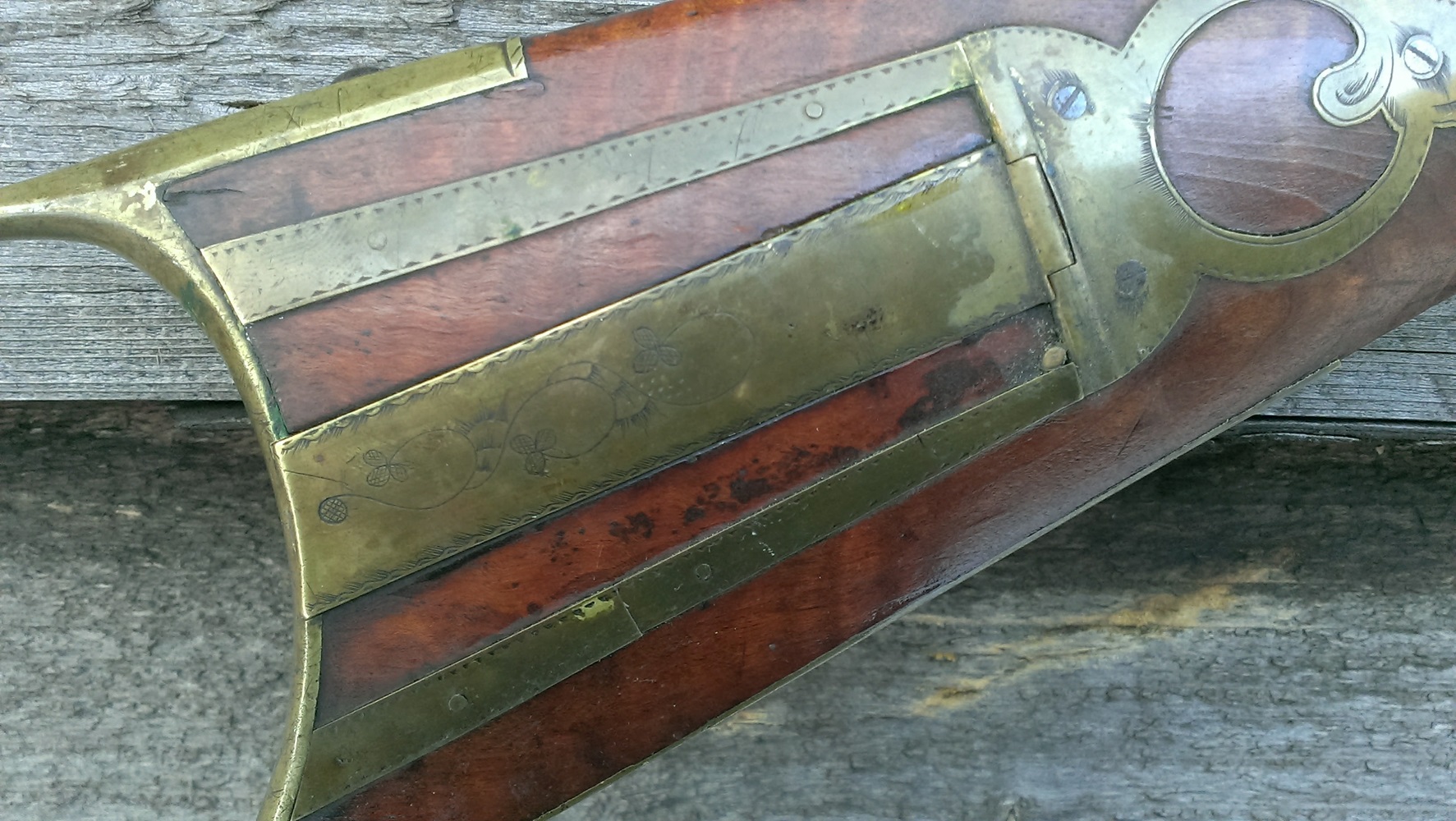 A photo of the engraving on the lid of the patch box.