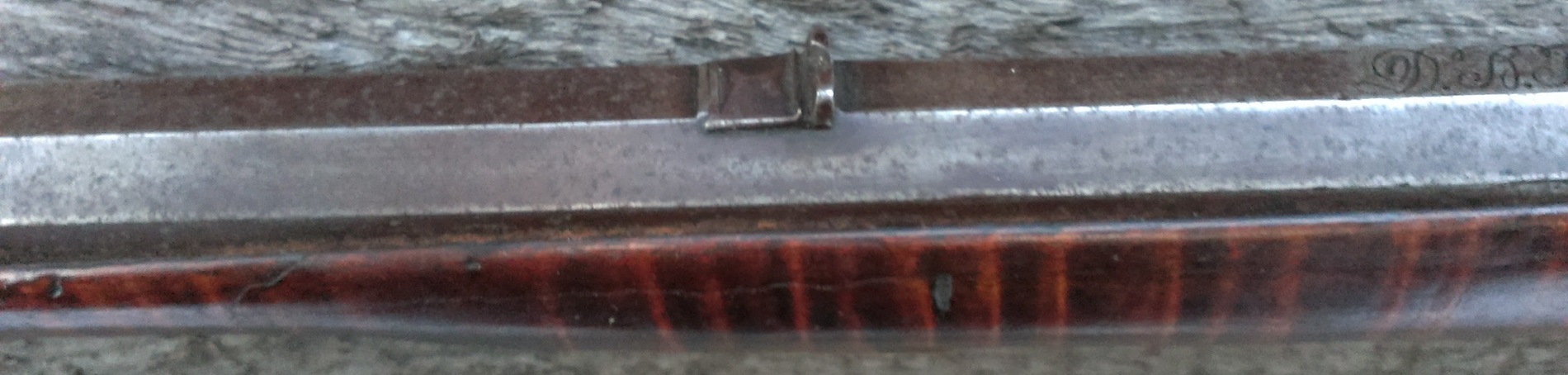 An oblique view of the rear sight.